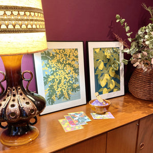 Affiche mimosa, décoration murale dans un salon. Création : Marie-Alice vous emmène