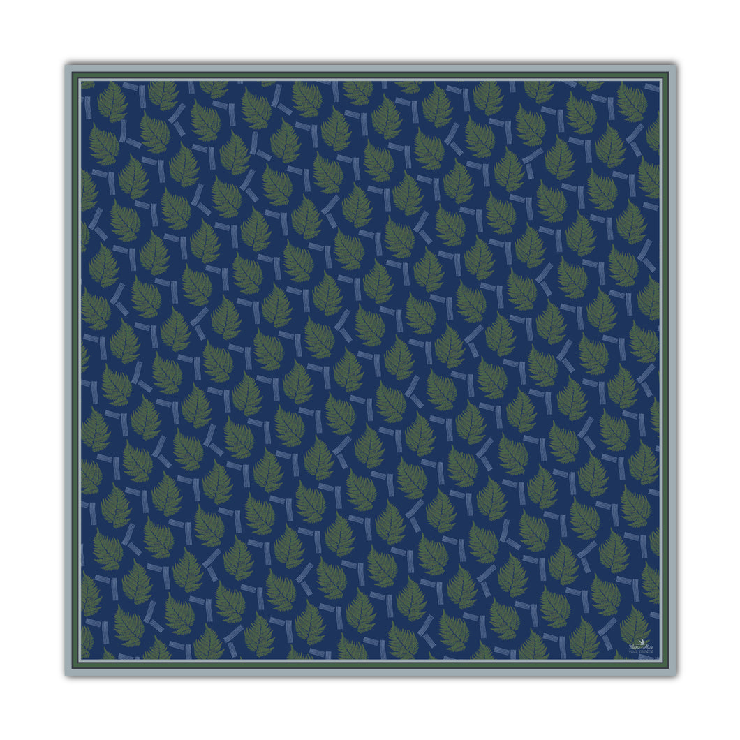 Foulard à motif de fougères . Couleur: bleu, vert. Matière: voile de coton. Format: 140 x 140 cm 
Dessiné par : Marie-Alice vous emmène
Impression et confection françaises.