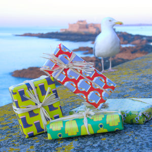 Mise en Scène de papier cadeau breton, créé par marie alice vous emmene, imprimé en France à Saint-Malo en Bretagne avec une vue de Saint-Malo avec une mouette. 